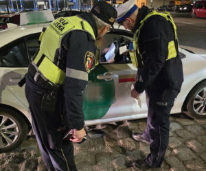 Skontrolowali taksówkarzy i kierowców na aplikację w Lesznie. Kto i jak wozi pasażerów?