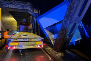 Dwa samochody ciężarowe zderzyły się na moście w Grudziądzu. Były utrudnienia w ruchu 