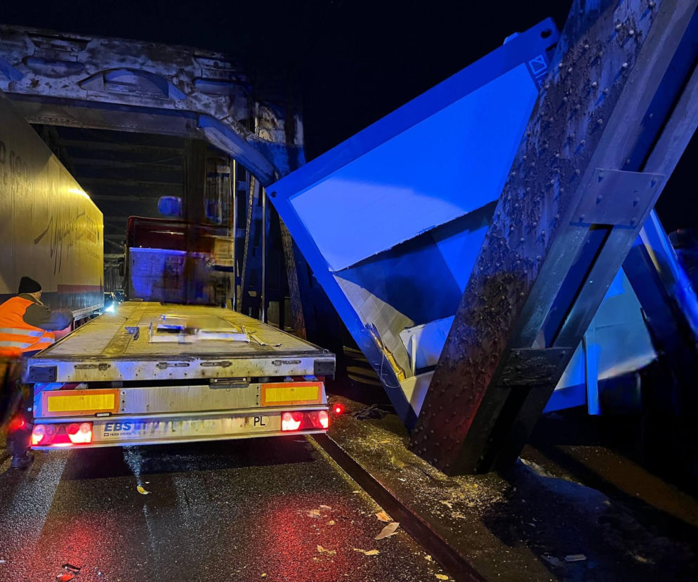 Dwa samochody ciężarowe zderzyły się na moście w Grudziądzu. Były utrudnienia w ruchu 