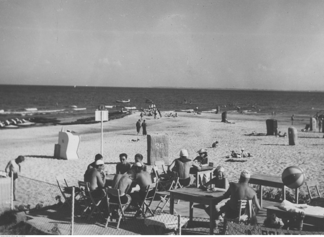 Fragment baru na plaży. Zdjęcie z Gdyni z 1938 roku 