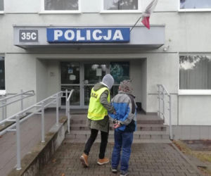Zamykał się w toaletach i robił TO! Wkroczyła policja. Z wrażenia upuścił...