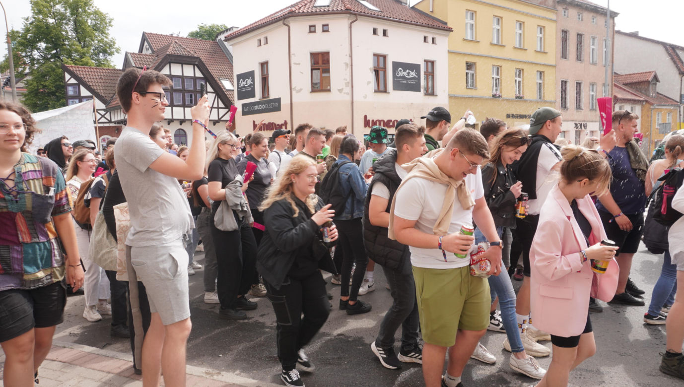 Kortowiada 2024. Parada Wydziałów przeszła ulicami miasta. Studenci tłumnie wzięli udział w imprezie