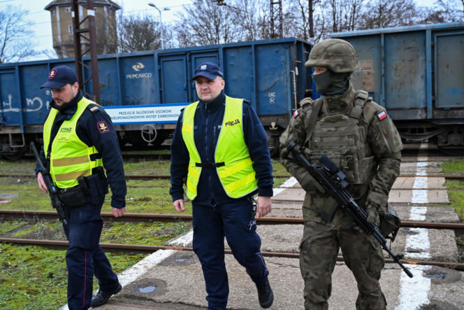 Wojsko patroluje dworzec w Koszalinie