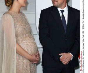 Zjawiskowa Jennifer Lawrence pokazuje ciążowy brzuszek na czerwonym dywanie. Mówi o niej cały świat!