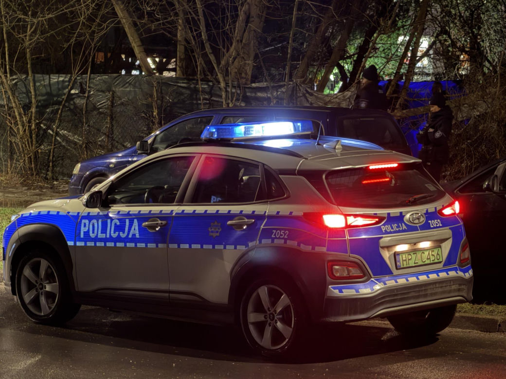 Kryminalni i technicy w białych kombinezonach na Mokotowie. Co się stalo?