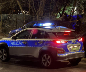 Kryminalni i technicy w białych kombinezonach na Mokotowie. Co się stalo?