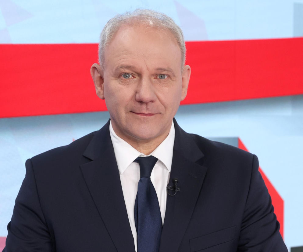 Polityk Jacek Protasiewicz w garniturze. O jego wyjeździe do Sopotu z ukochaną przeczytasz na Eska.