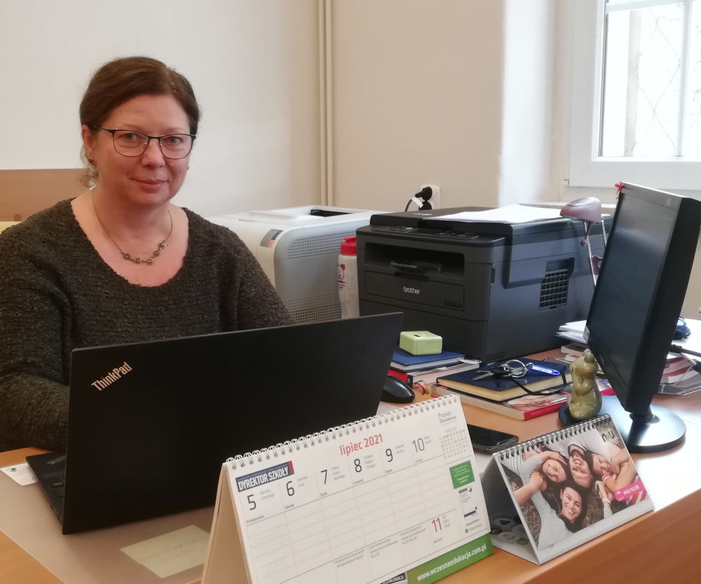 Zajęcia zdalne prowadzi m.in. dyrektor trzebnickiego liceum K. Możdżeń-Berbeć