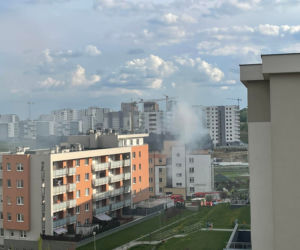Pożar bloku na os. Projektant. Ewakuowano mieszkańców [ZDJĘCIA]