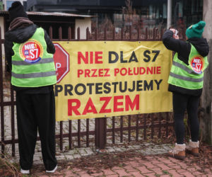 Protest ws. wariantów S7 przed siedzibą oddziału GDDKIA w Krakowie