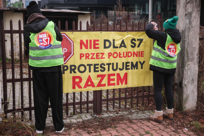 Protest ws. wariantów S7 przed siedzibą oddziału GDDKIA w Krakowie