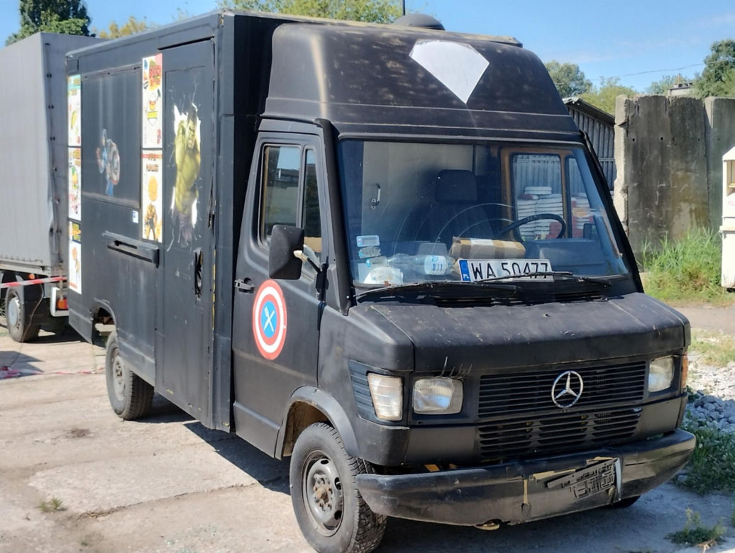 Drogowcy znów sprzedają wraki z ulicy. Wśród nich jest Chrysler w kwiatki