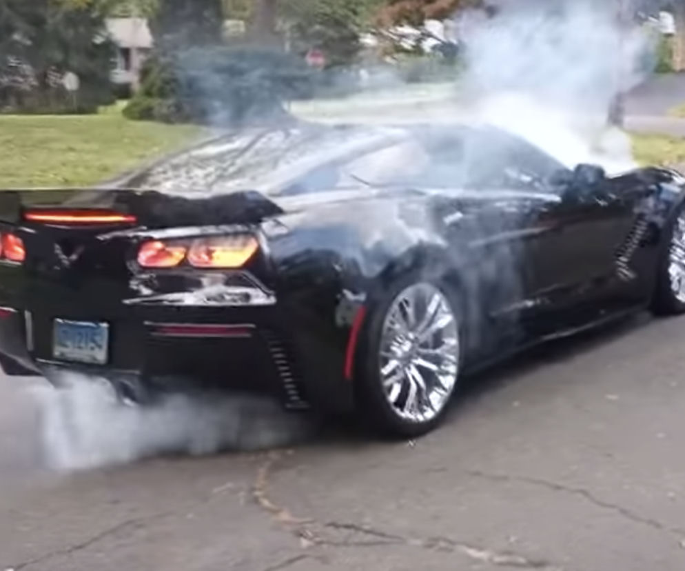 Corvette uszkodzona podczas palenia gumy
