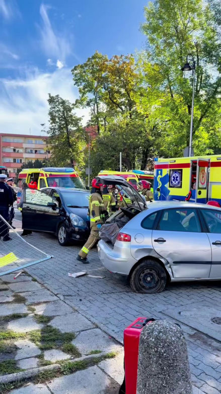 Groźny wypadek w centrum Opola. Auto wjechało w pieszych na chodniku
