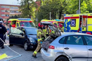 Groźny wypadek w centrum Opola. Auto wjechało w pieszych na chodniku