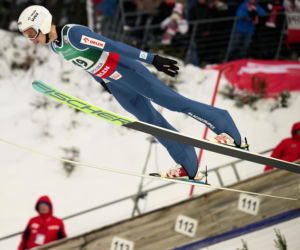 Kacper Tomasiak zaliczył dramatycznie wyglądający upadek w Vikersund