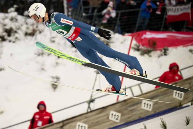 Kacper Tomasiak zaliczył dramatycznie wyglądający upadek w Vikersund