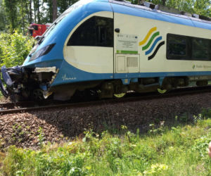Koszmarny wypadek w Mikołowie! Kobieta w BMW wjechała pod pociąg