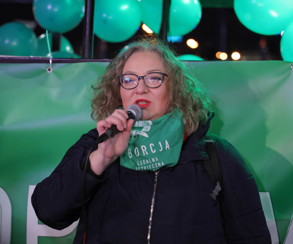 Marta Lempart przemawia do mikrofonu na tle zielonych balonów. O ślubie aktywistki przeczytasz w serwisie Eska.