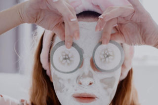 Ta maska do twarzy to hit Tiktoka. Teraz w Rossmannie można dostać ją za grosze!