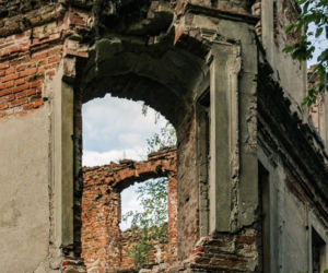 Malownicze ruiny schowane w niewielkiej wsi. Widok zapiera dech w piersiach! 