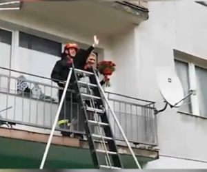 Wysoka: Przyjechał na sygnale do ukochanej. Wszedł na balkon i padł na kolana [WIDEO]