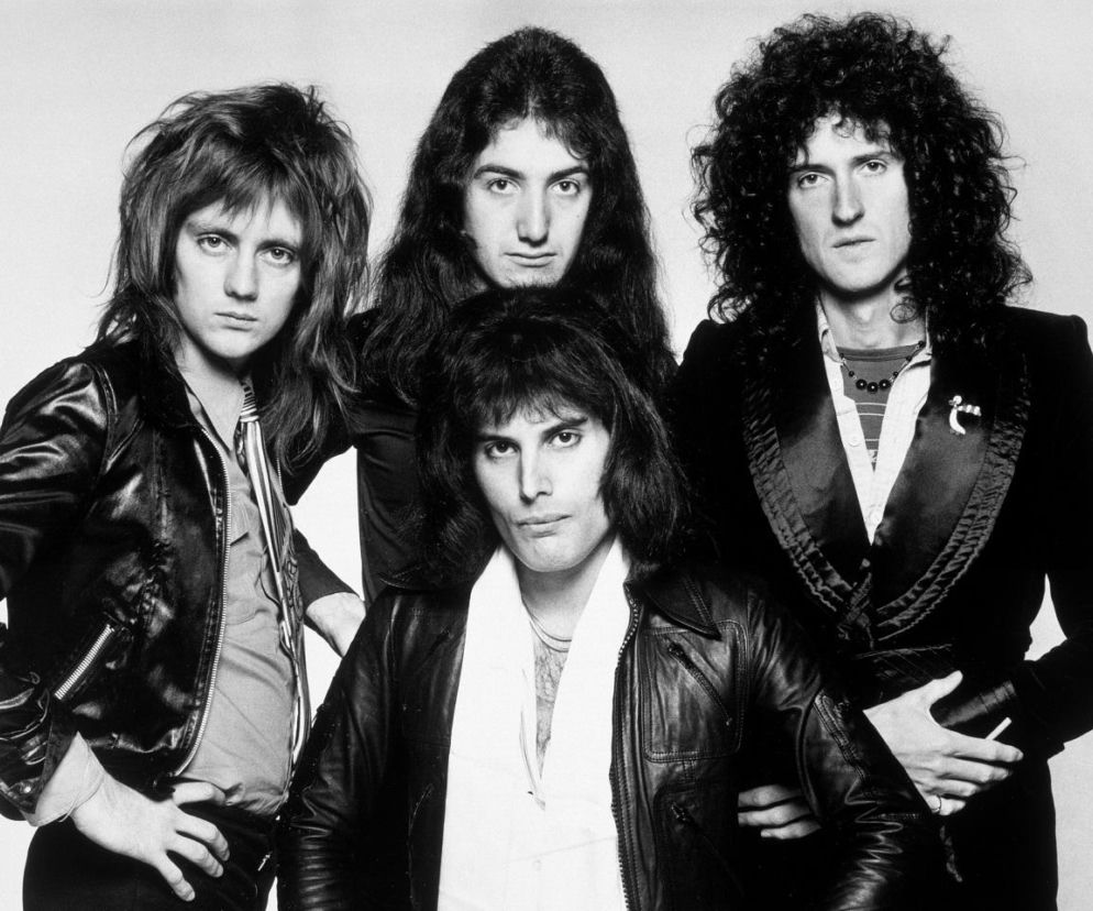Czarno-białe zdjęcie członków zespołu Queen. O losach majątku Freddiego Mercury'ego przeczytasz na EskaRock.