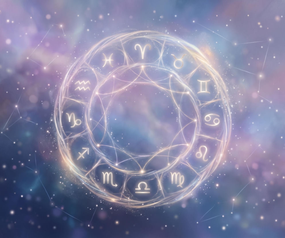 Zodiakalny krąg ze świecącymi symbolami na tle kosmicznej mgławicy. O horoskopie dziennym przeczytasz na VOX FM.