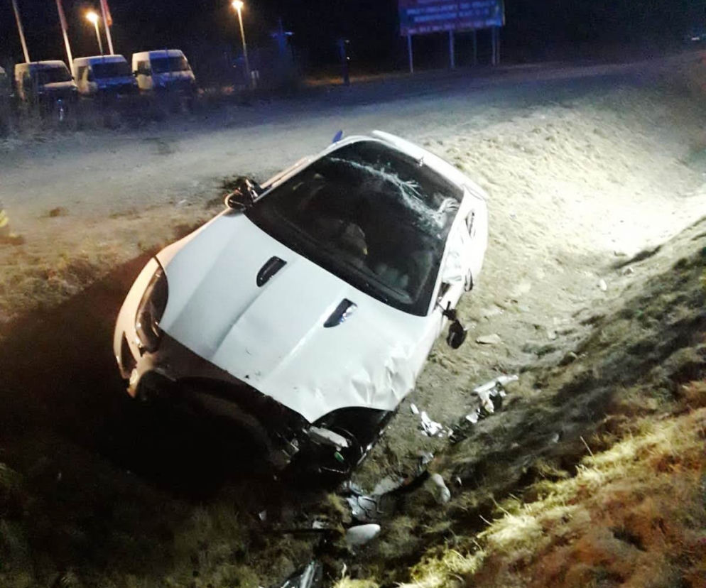 Stary Sącz. Luksusowy jaguar DACHOWAŁ w przydrożnym rowie. Kierowcy nic się nie stało