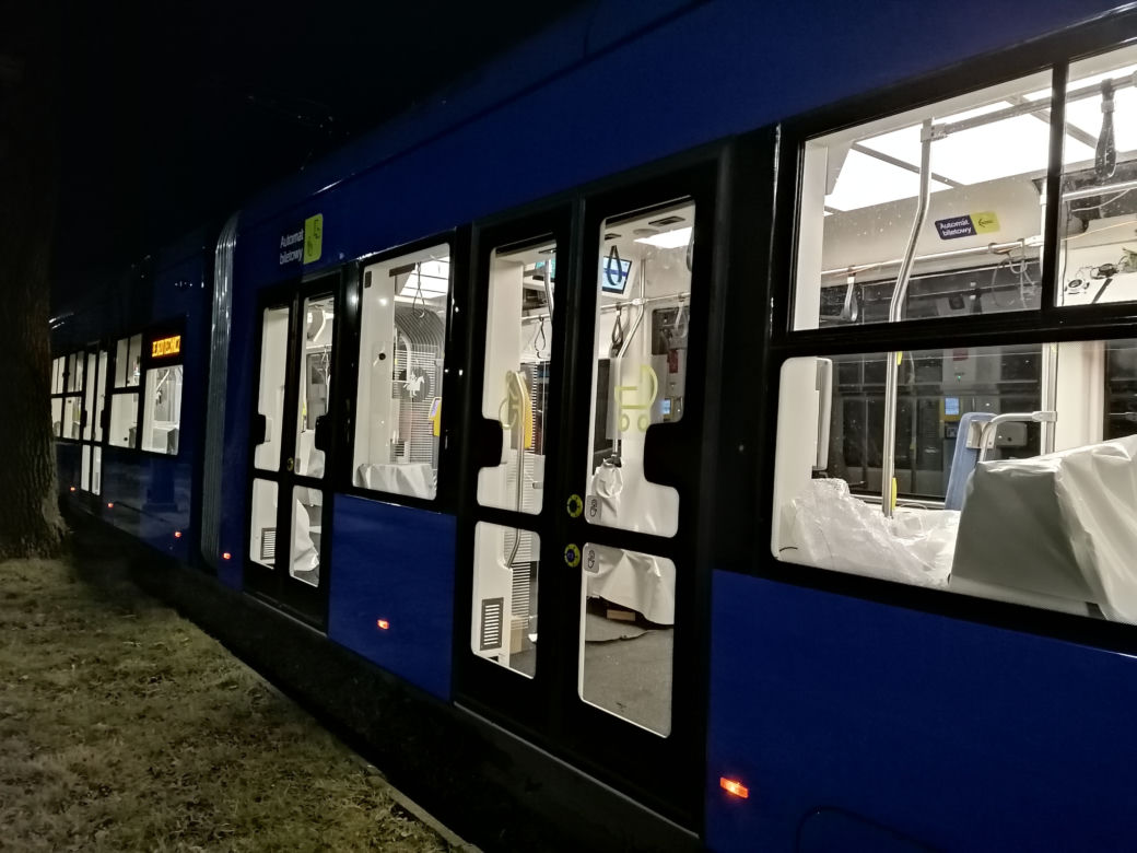 Nocne testy nowego tramwaju w Krakowie
