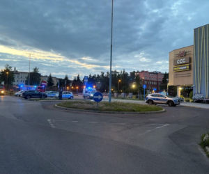 Ewakuacja galerii w Jeleniej Górze. Niewybuchy z II wojny światowej w koszu na śmieci i na trawniku