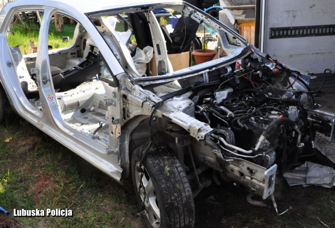 Oszust chciał wyłudzić odszkodowanie! Rozebrał swoje auto na części i zgłosił jego kradzież