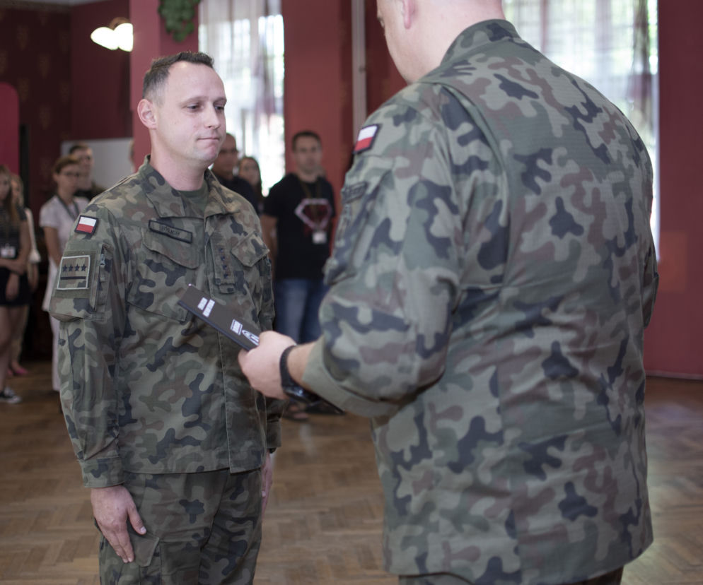 Żołnierz z Torunia, który uratował życie kierowcy odebrał wyróżnienie