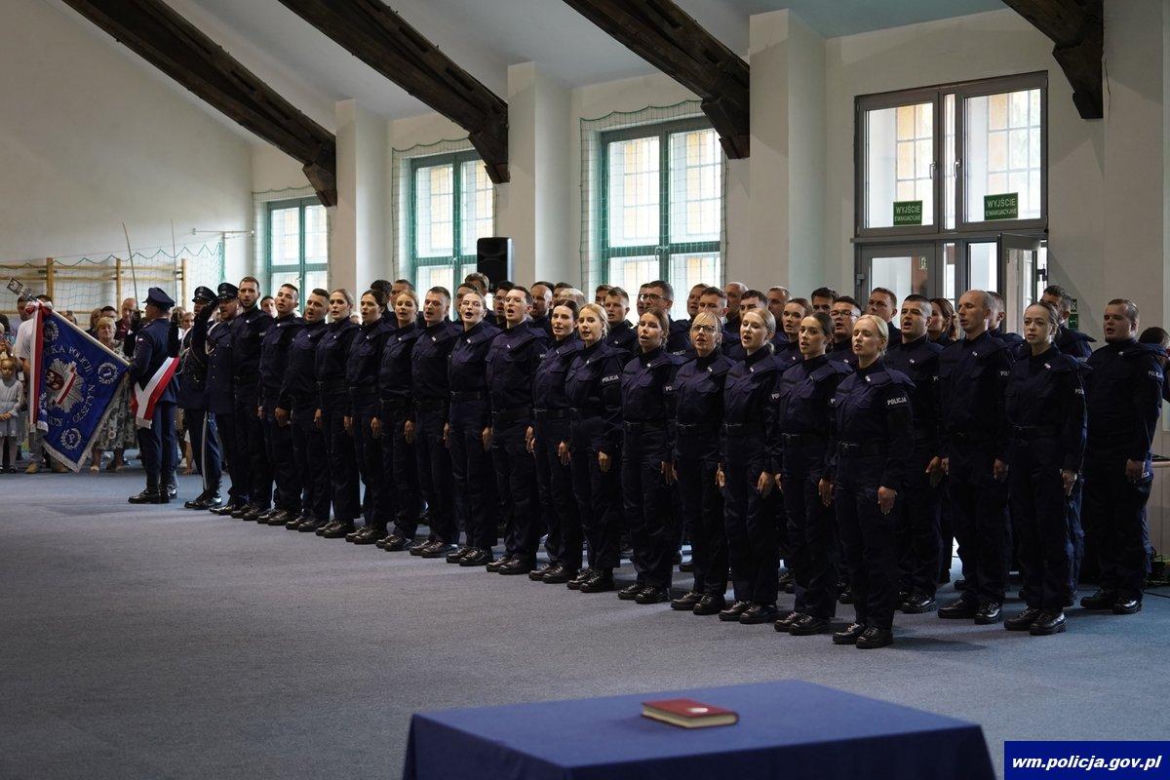 Ślubowanie nowych policjantów w Olsztynie. W szeregi wstąpiło 47 funkcjonariuszy [ZDJĘCIA]