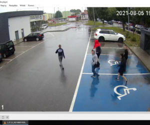 Gang dzieciaków okradł automat z zabawkami
