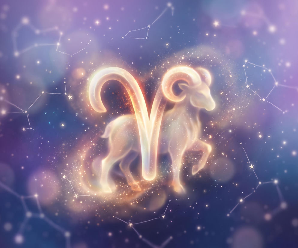 Świecący symbol znaku zodiaku Baran na tle gwieździstego nieba. Horoskop dla Barana znajdziesz na Eska.