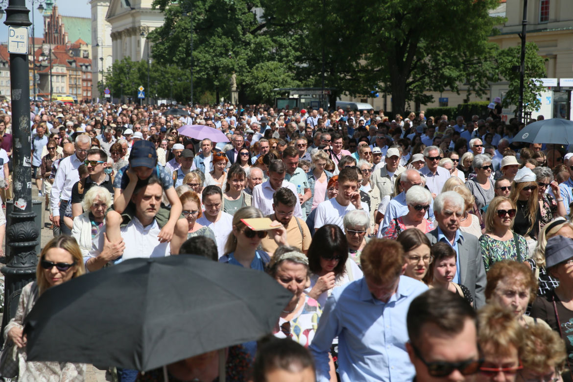 Centralna procesja Bożego Ciała w Warszawie. Ołtarze nawiązywały do wojny