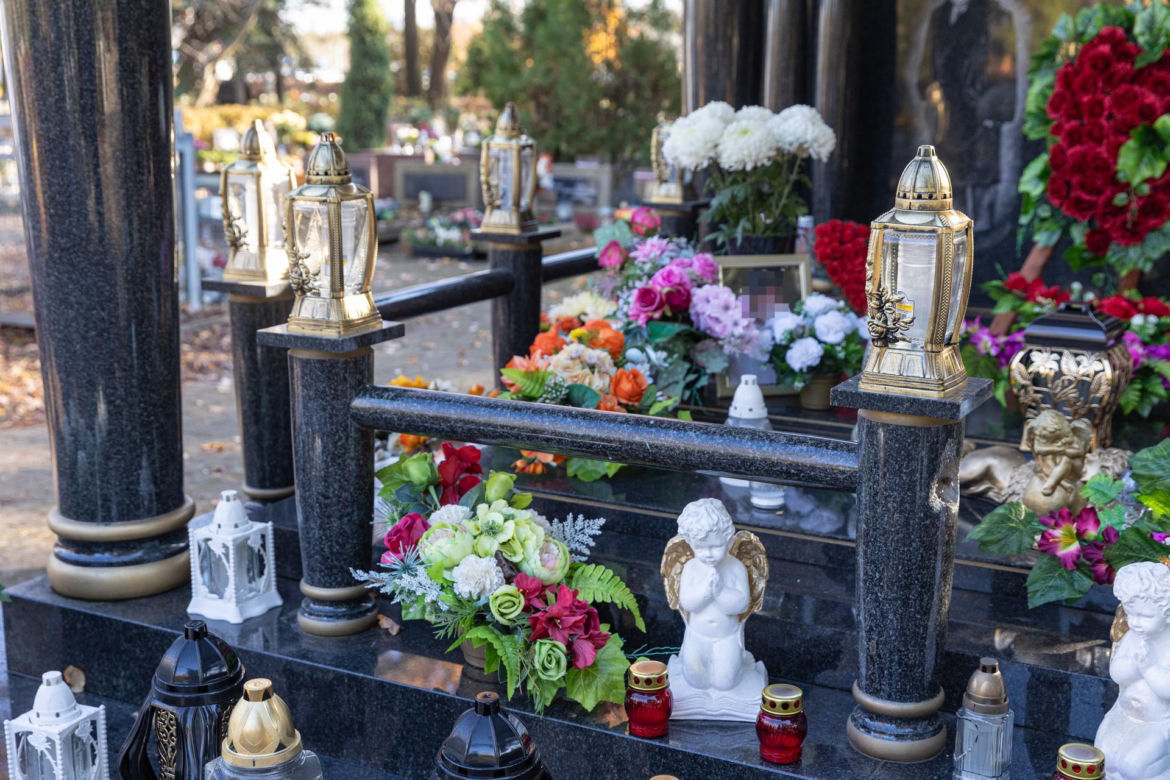 Tego grobu nikt się nie spodziewał! Zadaszenie, stół i krzesła na cmentarzu w Poznaniu