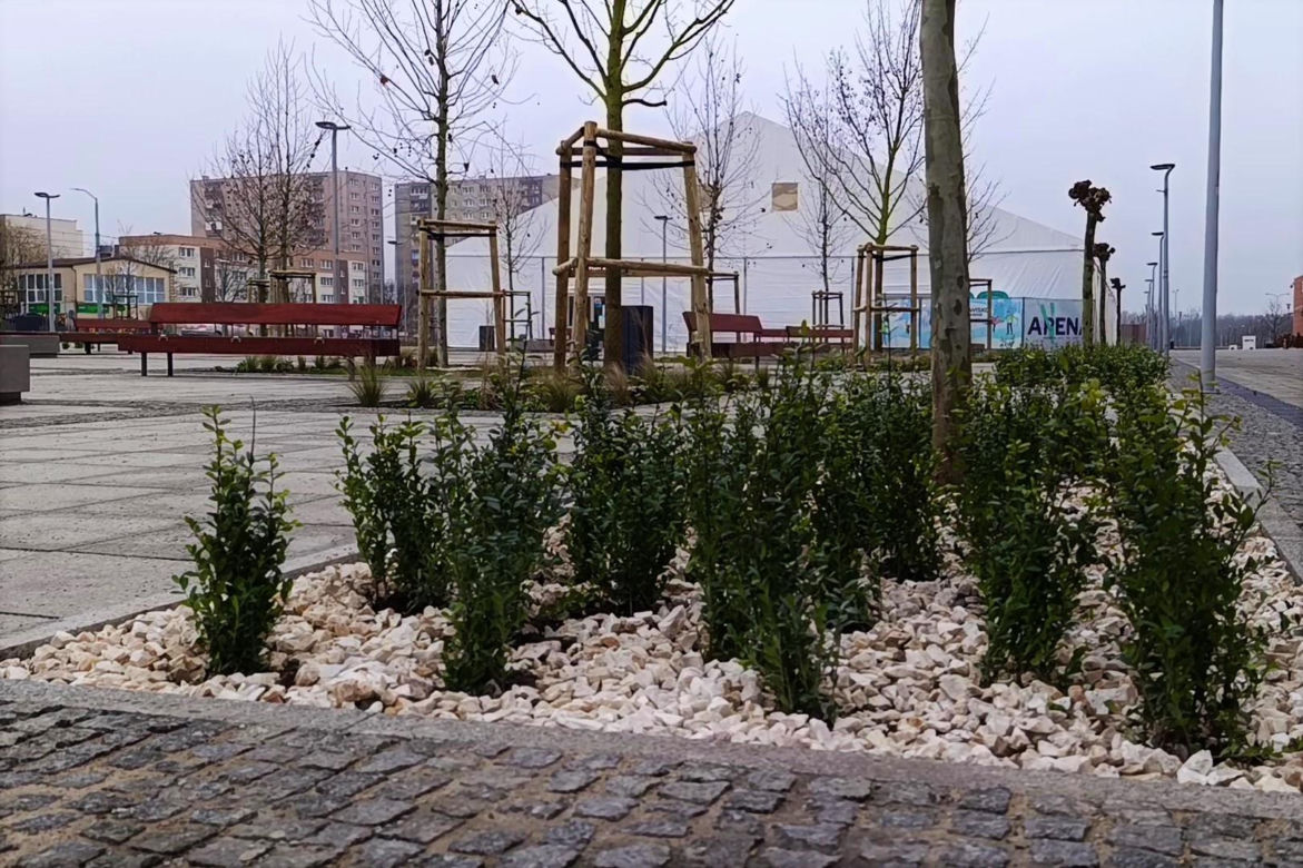 Plac przed Netto Areną po przebudowie