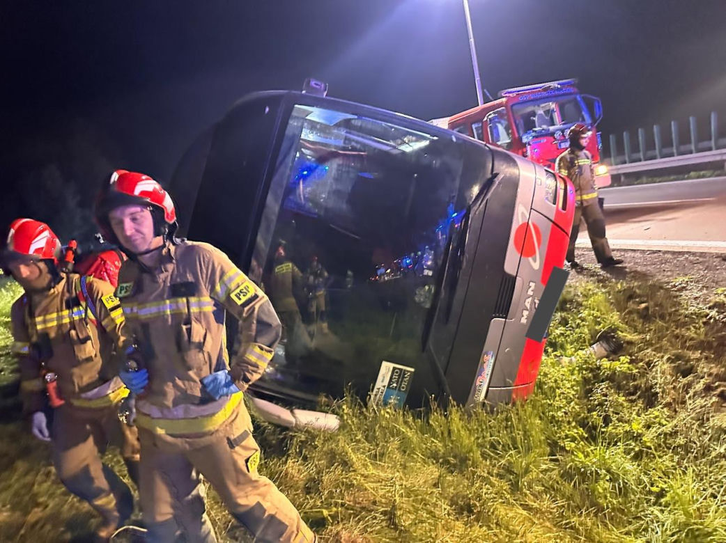 Wypadek autokaru wojskowego na autostradzie A4. Wielka akcja służb ratunkowych [ZDJĘCIA]