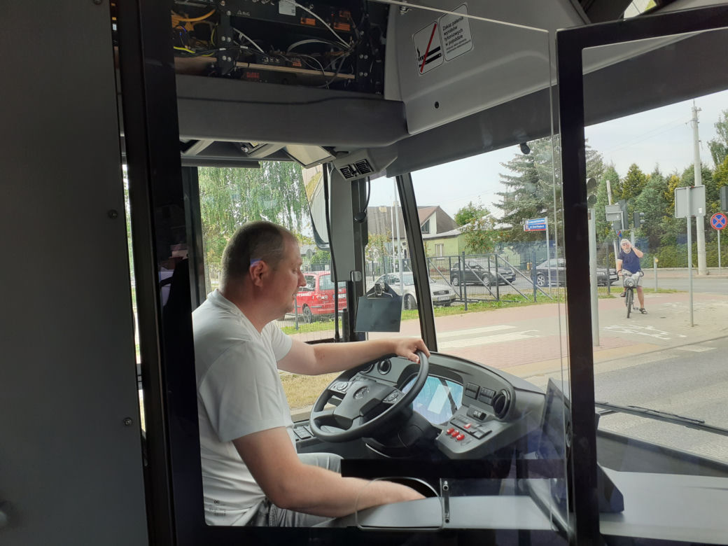 Autobus elektryczny testowany na ulicach Siedlec wyróżnia się swoim wyglądem