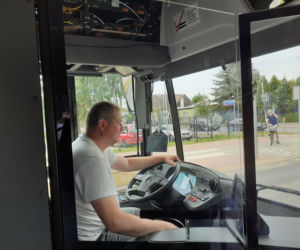 Autobus elektryczny testowany na ulicach Siedlec wyróżnia się swoim wyglądem