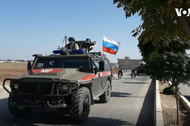 Rosyjski pojazd opancerzony z flagą na drodze w Syrii. O zmianach w bazach wojskowych pisze SE Portal Obronny.