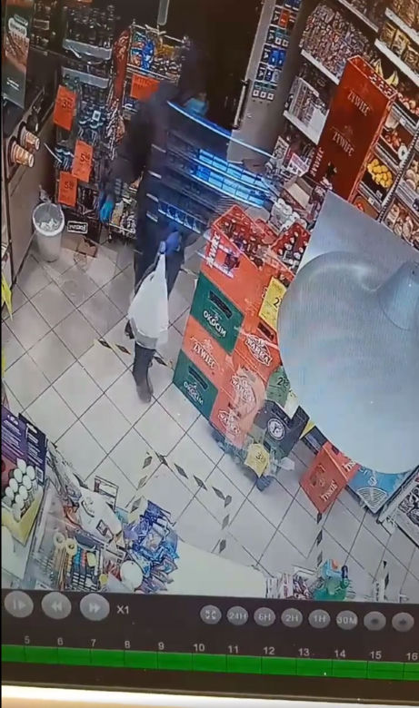 Napad z bronią w ręku na Żabkę w Oławie. Napastnik nacisnął na spust