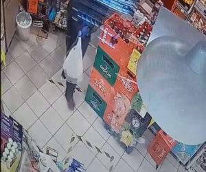 Napad z bronią w ręku na Żabkę w Oławie. Napastnik nacisnął na spust
