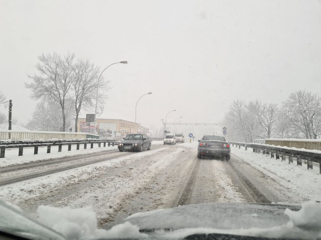 Opady śniegu PARALIŻUJĄ drogi. DRAMAT na drogach Podkarpacia [ZDJĘCIA INTERNAUTÓW]