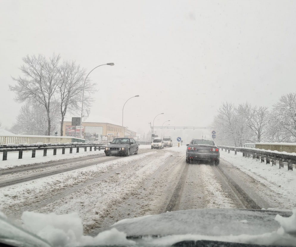 Opady śniegu PARALIŻUJĄ drogi. DRAMAT na drogach Podkarpacia [ZDJĘCIA INTERNAUTÓW]