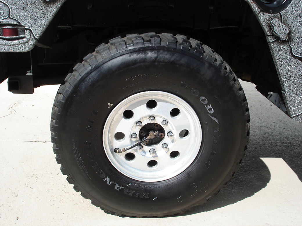 Hummer H1 koszykarza Dennisa Rodmana
