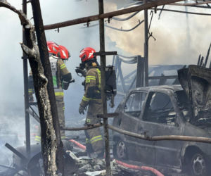Potężny pożar pod Jaworem. Auta płonęły, dwie osoby ranne po próbie walki z żywiołem