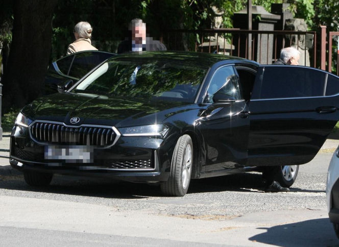 Jarosław Kaczyński na cmentarzu nie był sam. Pewna kobieta nie odstępowała go na krok